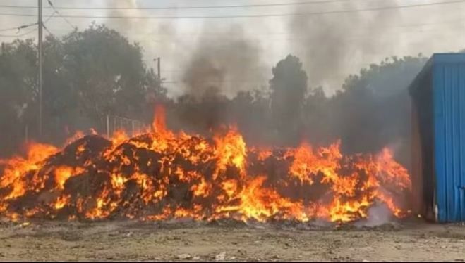 Maharashtra News : पुणे में भीषण आग लगने से 20 गोदाम खाक