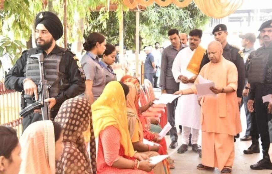 Gorakhpur News : जनता दरबार में बोले सीएम, होगा हर समस्या का समाधान