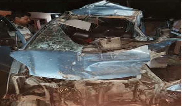 UP News : सड़क पर खड़ी ट्रैक्टर-ट्रॉली से टकराई कार, दो बच्‍चों समेत चार की मौत