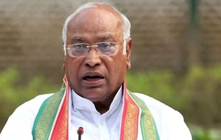 Political News : सरकार की नाकामियों के चलते एलएसी पर पूर्व की स्थिति नहीं : खरगे