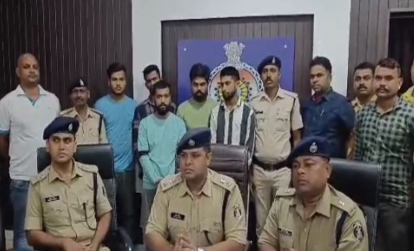 UP News : डा. अंबेडकर की प्रतिमा हटाने पर पुलिस पर पथराव, 11 गिरफ्तार