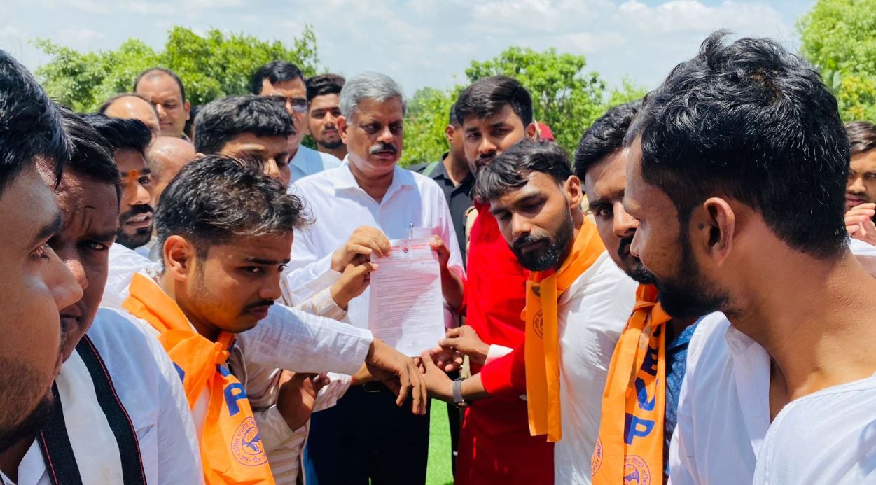 Gorakhpur News : गोरखपुर विश्वविद्यालय में एबीवीपी कार्यकर्ताओं ने किया प्रदर्शन