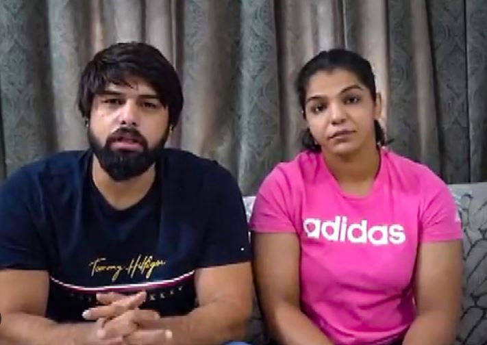 Wrestlers Protest : बबीता फोगाट ने हमारे विरोध को कमजोर करने का प्रयास किया : साक्षी मलिक