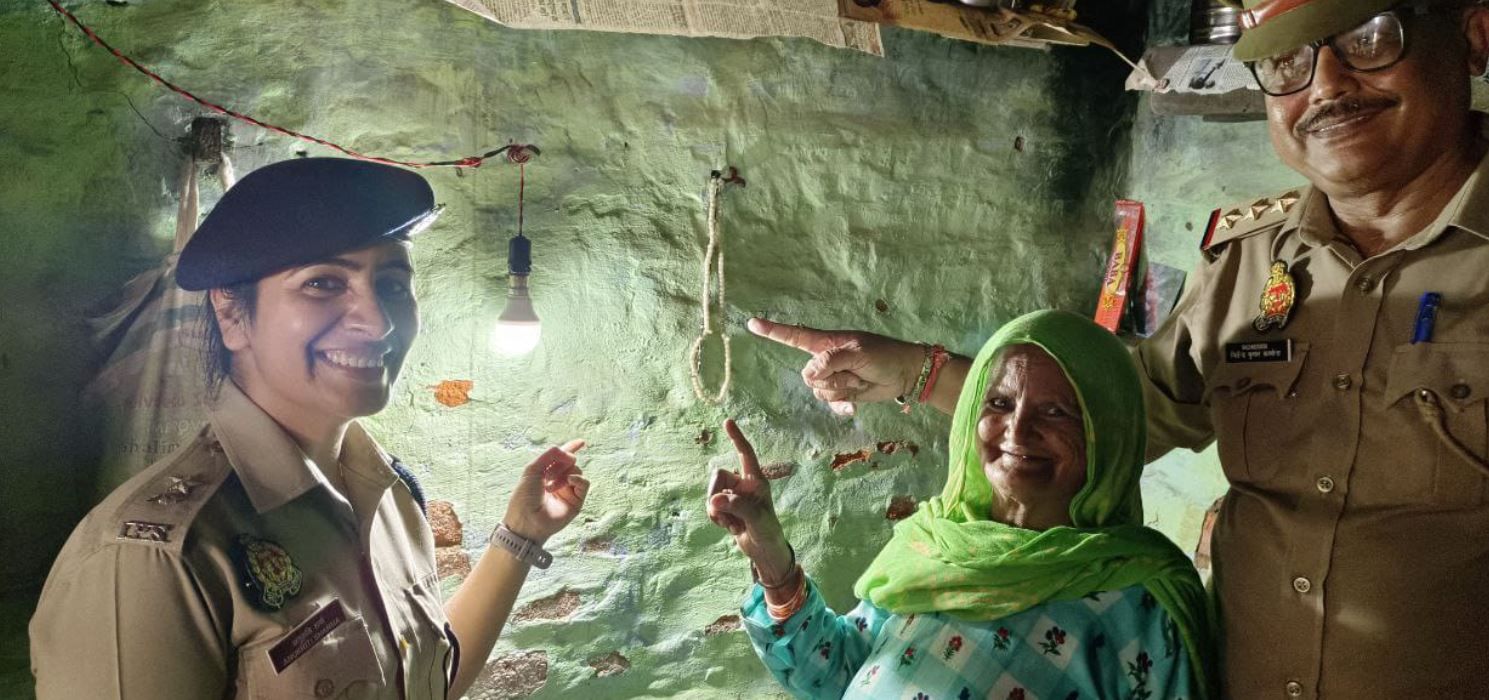 Bulandshahr News : 65 साल से अंधेरे में रह रही थी महिला, आईपीएस अफसर ने दी रोशनी