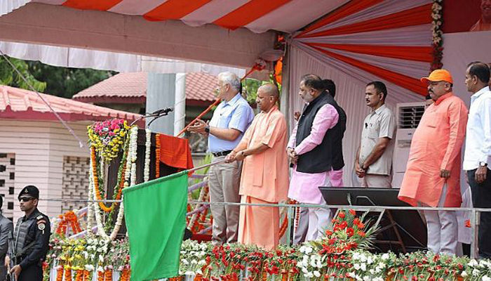 UP News: अब यूपी के हर जिले से होगा राष्ट्रीय राजधानी दिल्ली का सफर आसान, सीएम योगी ने 100 बसों को दिखाई हरी झंडी