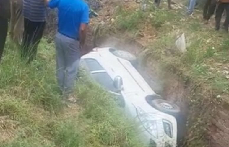 Greater Noida News : अनियंत्रित होकर नाले में गिरी स्विफ्ट कार, जौनपुर से लौट रहा था परिवार