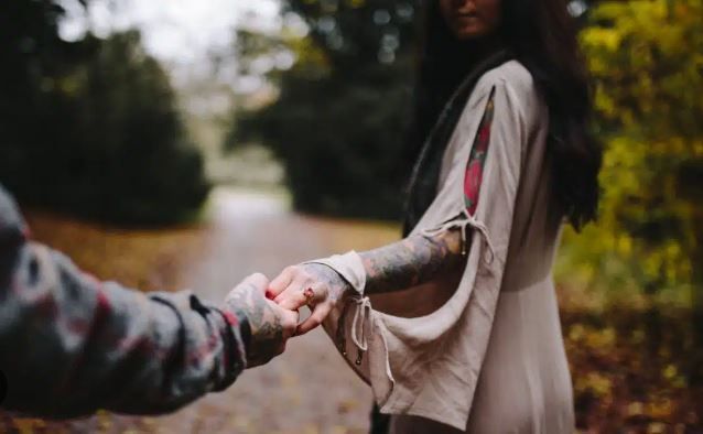 Gorakhpur News : राह चलती लड़की का पकड़ा हाथ, बोला मेरे बारे में जानती नहीं हो, फिर हुआ ये...