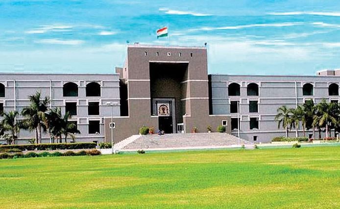 Gujrat News : जज ने कहा मनुस्मृति पढ़िए, लड़कियों का 17 साल की उम्र से पहले बच्चे को जन्म देना आम था