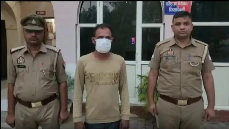 Greater Noida News Vendor cleaning coconut with drain water arrested