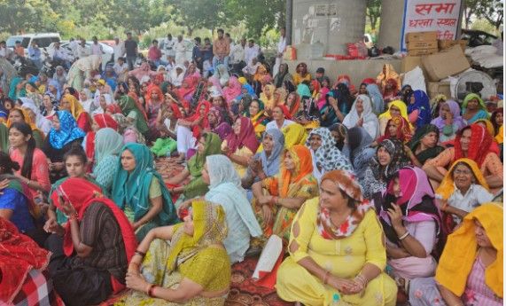 Big News : ग्रेटर नोएडा के आन्दोलनरत किसानों को पटाने में कामयाब हो गए हैं भाजपा नेता व सरकारी दूत