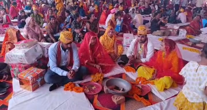 Gorakhpur News : गोरखपुर में 1500 जोड़ों ने थामा एक-दूजे का हाथ,CM योगी ने दिया आशीर्वाद