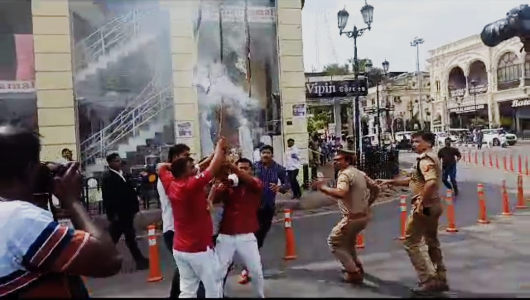 Lucknow Latest News: आदिपुरुष के विरोध में राजधानी में जमकर प्रर्दशन, फिल्म के पोस्टर फूंके गए