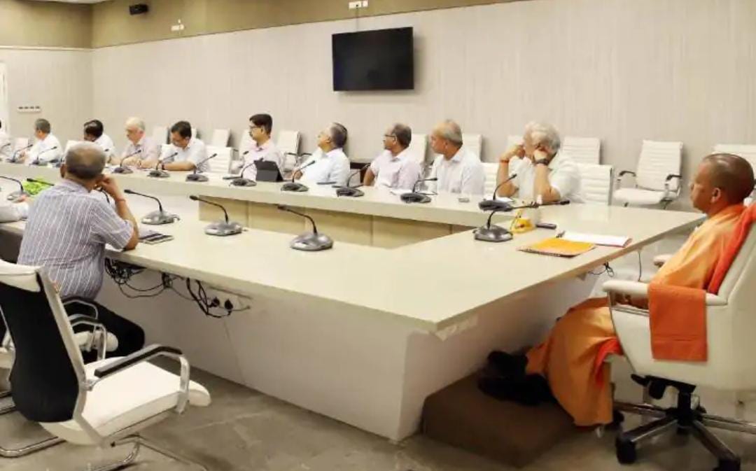 Uttar Pradesh News:सीएम योगी ने अधिकारियों संग की समीक्षा बैठक, कहा- लखनऊ होगा देश का पहला AI सिटी