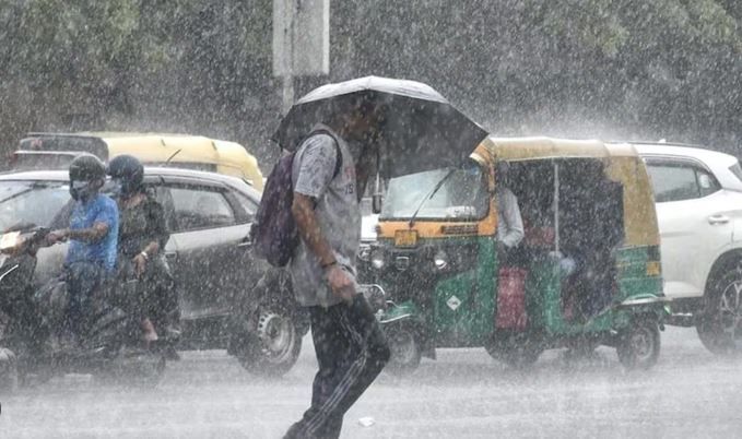 Weather Report : दिल्ली में बारिश के साथ हुई दिन की शुरुआत