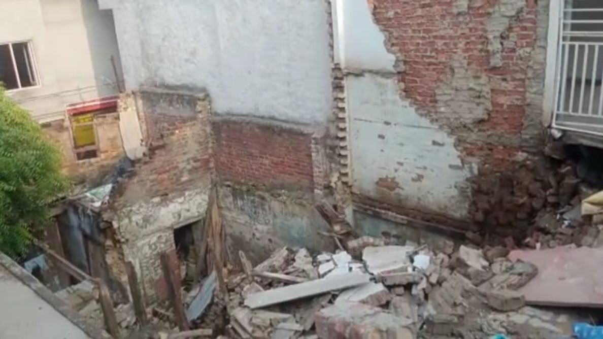 Bulandshahr News : नगर के इस इलाके में गिरा एक घर, कइयों पर मंडरा रहा खतरा
