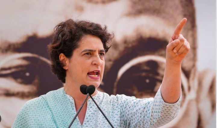 Political News : सच को दबाने के लिए हर हथकंडे आजमा रही है अहंकारी सत्ता : प्रियंका गांधी