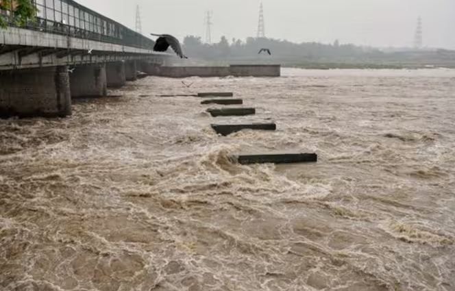 Flood Alert in Delhi : यमुना का जलस्तर बढ़ा, दिल्ली के कई इलाकों में लगाई गई धारा 144