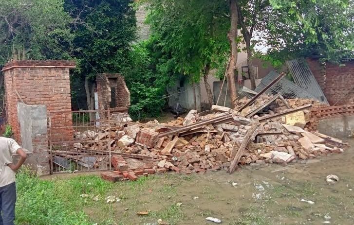 Noida News : नोएडा में बारिश का कहर, दोमंजिला मकान, दंपत्ति व बेटा दबे