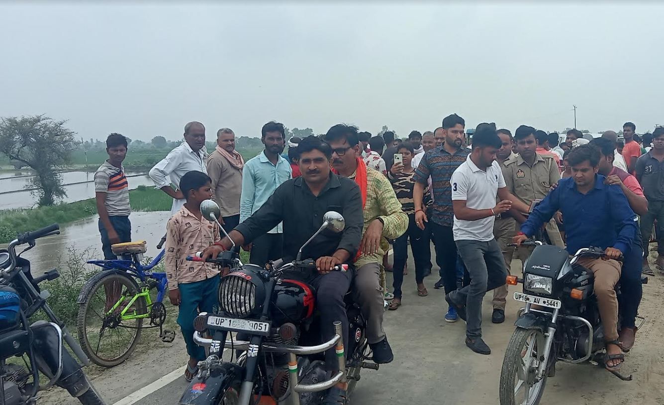 जेवर के गांवों में बाढ़ ने मचाई तबाही, पांच गांवों की फसल पानी में समाई Yamuna Flood Updates
