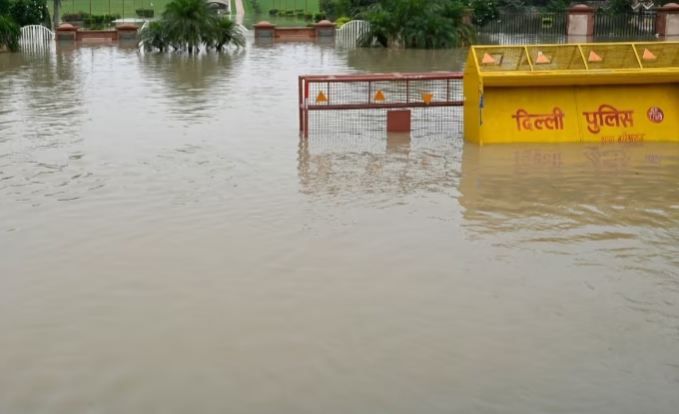 Delhi Floods : दिल्ली में जलभराव से बड़ा हादसा, तीन बच्चों की डूबने से मौत