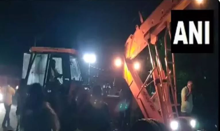 Andhra Pradesh News : बारातियों से भरी बस नहर में गिरी, सात की मौत