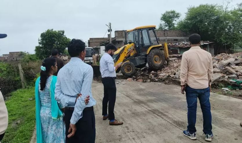 MP Live News : नाबालिग लड़की से सामूहिक दुष्कर्म के मुख्य आरोपी के घर पर चला बुलडोजर