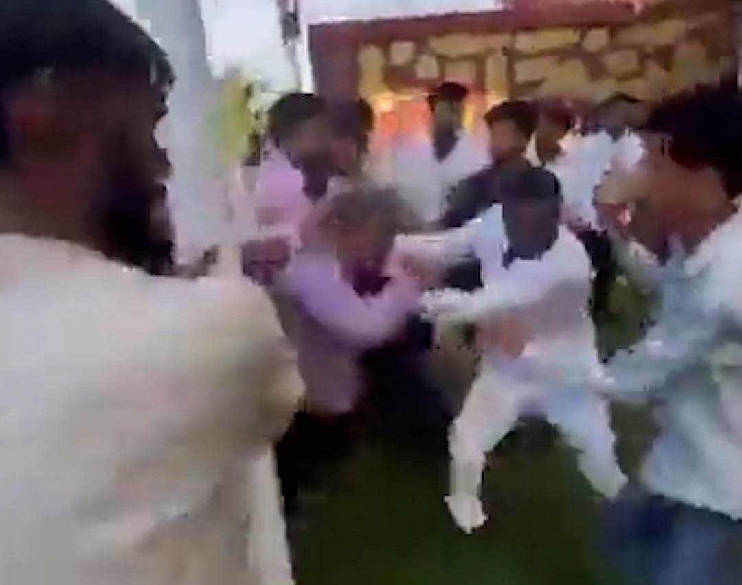 Gorakhpur News: गोरखपुर यूनिवर्सिटी में भाजपा के छात्र संगठन ने तोड़ी सारी मर्यादा, कुलपति को दौड़ा-दौड़ाकर पीटा, देखें वीडियो