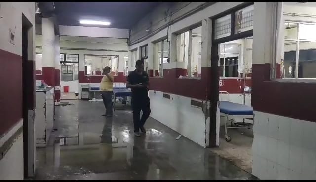 Gorakhpur News: BRD मेडिकल कॉलेज के मेडिसिन वार्ड में लगी आग वेटिंलेटर से मरीज लेकर भागे परिजन, लोगो ने ड्रिप नोंचकर बचाई जान