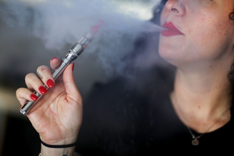 E Cigarette :  ई-सिगरेट बिक्री पर सरकार सख्त, 15 वेबसाइट को नोटिस,महिलाओं में बढ़ रहा शौक