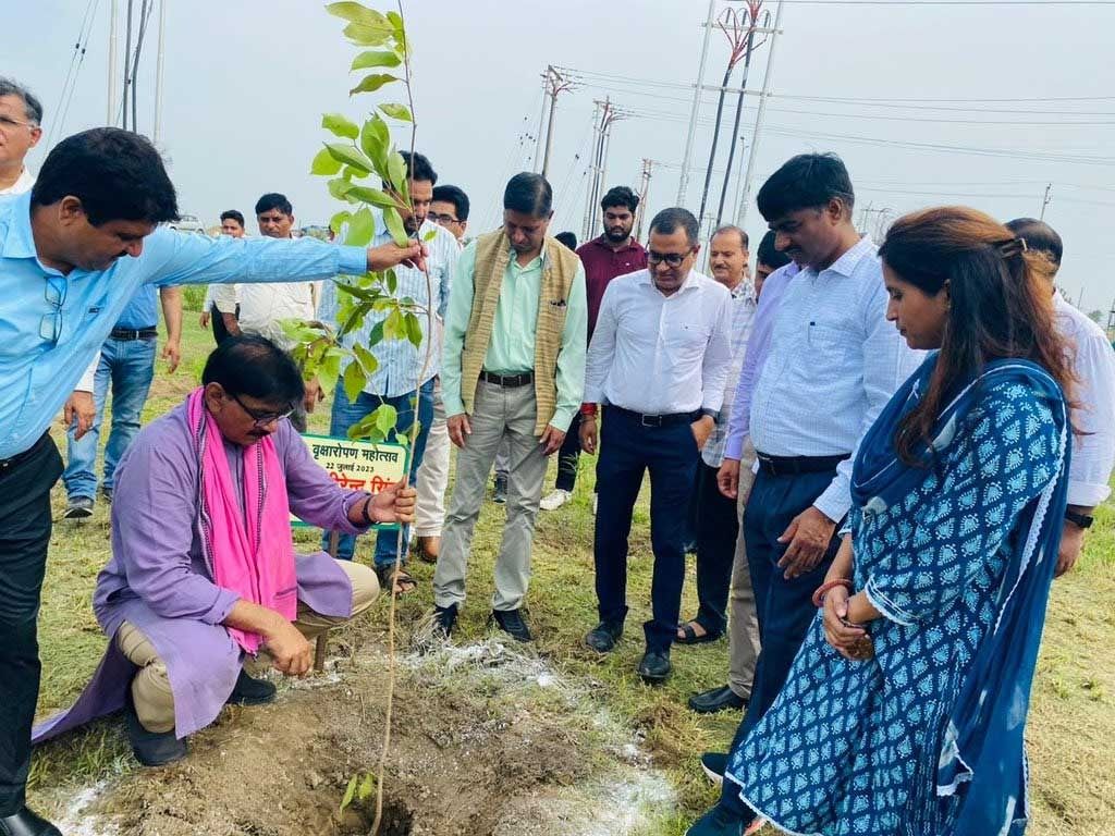 Jewar News : भाजपा नेता ने किया विशेष आह्वान, समाज के प्रत्येक व्यक्ति को करना चाहिए पौधारोपण