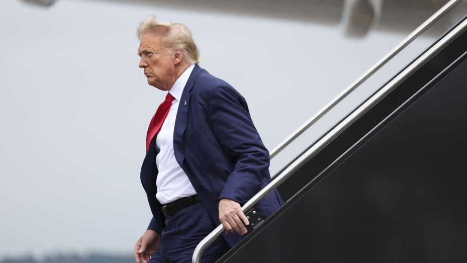 Donald Trump Update: आत्मसमर्पण के बाद रिहा हुए डोनाल्ड ट्रंप, अदालत ने दी 20  मिनट बाद ही जमानत