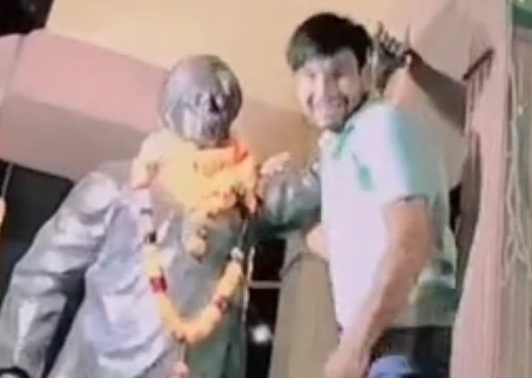 Bulandshahr News: शहीद भगत सिंह की मूर्ति के साथ अभद्रता, पुलिस ने शोहदों को सिखाया सबक