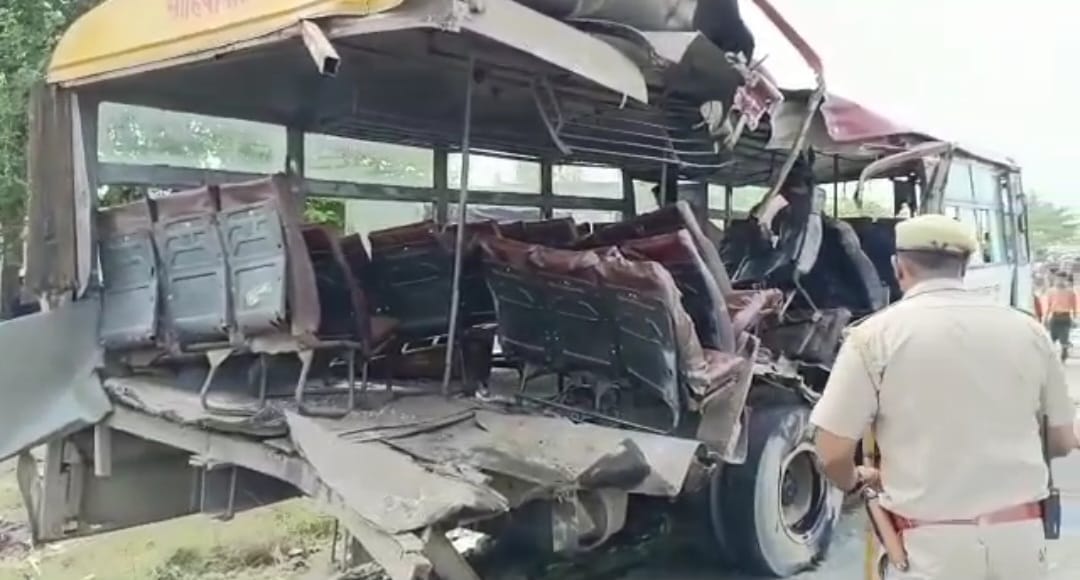 Bulandshahr Accident:तेज रफ्तार ट्रक बस में घुसा, देखें वीडियो : बड़े हादसे में चार की मौत दर्जन घायल