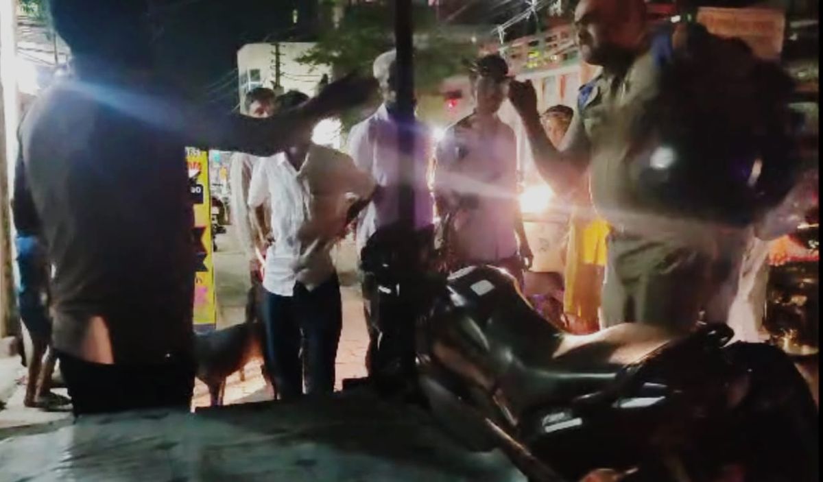 Lucknow News: वर्दी की हनक में चूर यूपी पुलिस का सिपाही, सरेराह युवक पर पिस्टल तानकर जान से मारने की दी धमकी