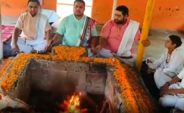 Ghaziabad News: गाजियाबाद के प्रख्यात दूधेश्वर मंदिर में महंत नारायण महाराज ने किया चंद्रयान-3 की सफलता के लिए यज्ञ