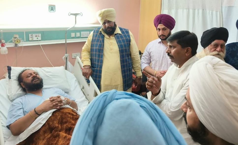 घायल ‘आप’ नेता को देखने दिल्ली पहुंचे प्रभारी