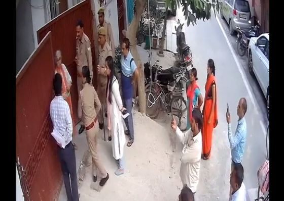 नोएडा प्राधिकरण के जेई की करतूत से त्रस्त हुआ एक परिवार, नोएडा से करेगा पलायन