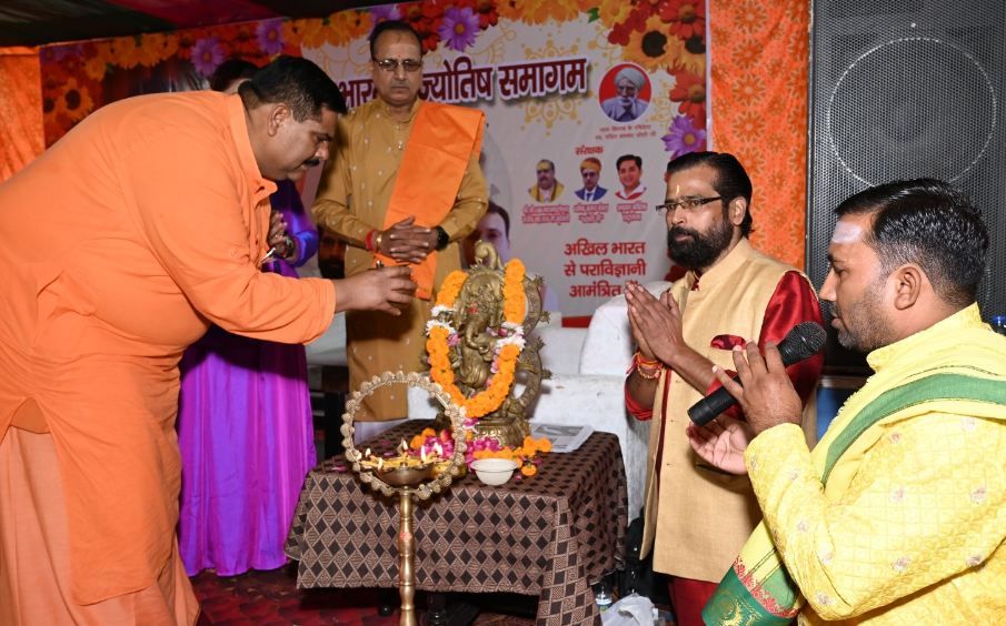 Astro News : देश विदेश के ज्योतिषाचार्यों ने वैश्विक बदलावों के प्रति किया आगाह