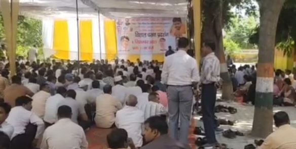 OPS: बुलंदशहर में फिर से उठी ओल्ड पेंशन स्कीम की मांग, बीएसए दफ्तर में धरना प्रदर्शन