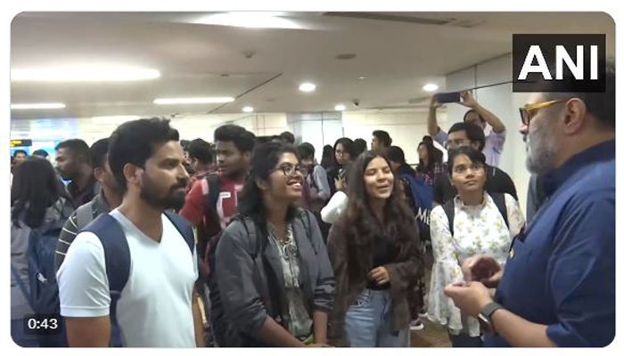 इजराइल में फंसे 212 भारतीयों को लेकर पहुंची फ्लाइट,लौटने वालों ने कहा अगर भारत सरकार और इजराइली अफसर ये न करते तो....