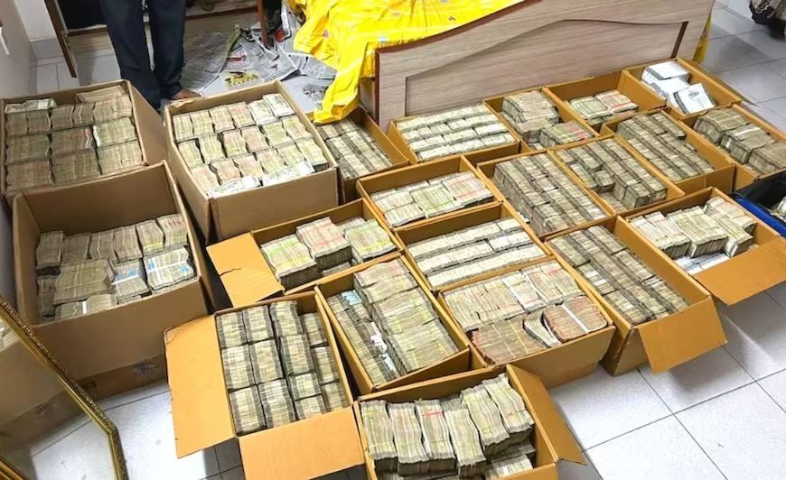 बेंगलुरु के एक घर से मिला कुबेर का खजाना, 23 पेटियों में भरे मिले 42 करोड़ नकद