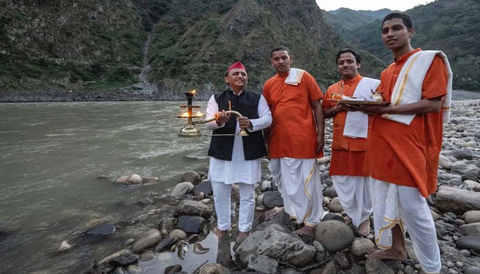 अखिलेश यादव ने गंगा दर्शन कर की पूजा, देवप्रयाग में परिवार सहित पहुंचे