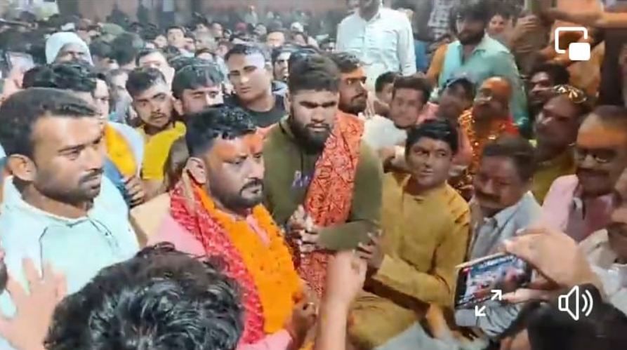 श्री दुर्गा मंदिर में नवरात्रि पर हुआ दंगल, कलुआ गुर्जर ने जीती ईनामी कुश्ती