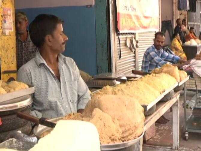 दीपावली पर रहें सावधान, मिठाई की दुकान पर छापेमारी