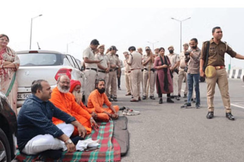 महामंडलेश्वर नरसिंहानंद गिरी के काफिले को पुलिस ने गाजियाबाद बॉर्डर पर रोका