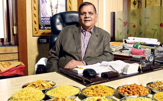 Success Story : 8वीं पास व्यक्ति ने खड़ी कर दी 12 हजार करोड़ की कंपनी