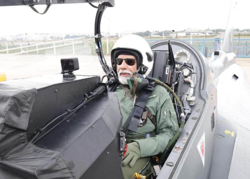 बड़ी खबर: प्रधानमंत्री ने तेजस में उड़ान भरी