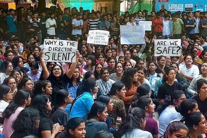 IIT BHU में दो दिन पहले हुई थी छेड़छाड़, पुलिस ने 2 युवकों को पकड़ा