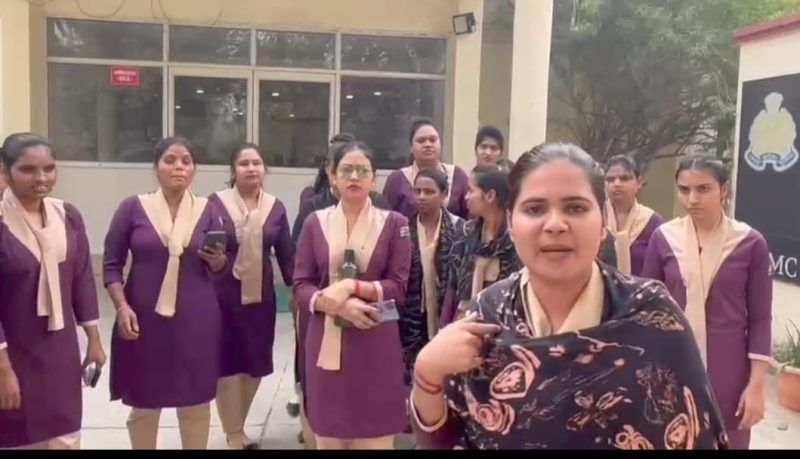 इमरजेंसी डायल 112 की महिला संविदा कर्मियों ने प्रदर्शन कर जताया आक्रोश