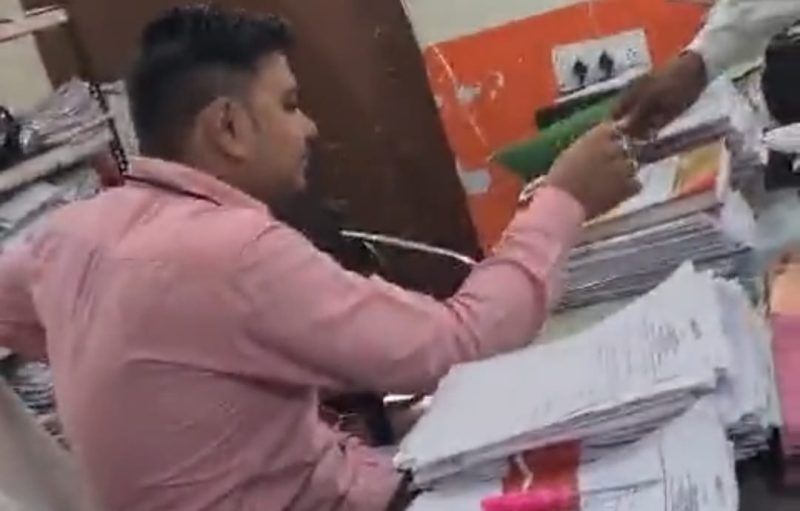 शिकारपुर तहसील में रिश्वत लेते हुए बाबू का वीडियो हुआ वायरल, हुआ सस्पेंड